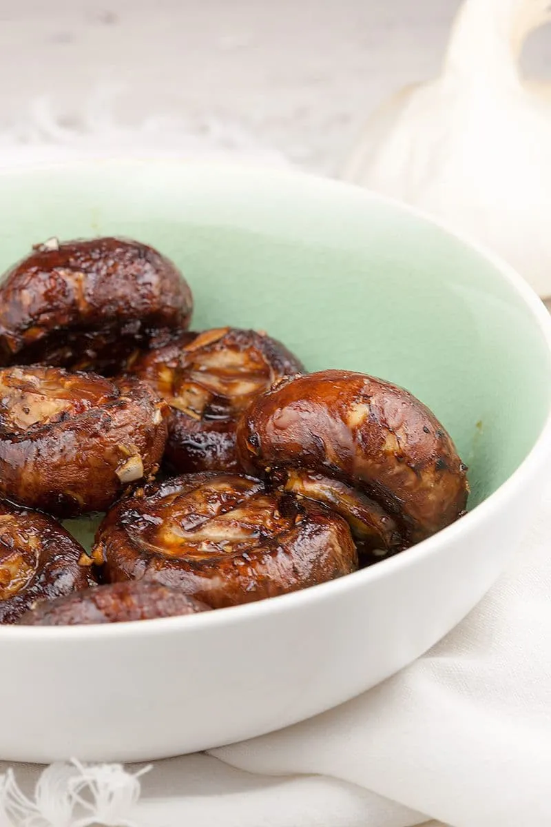 Gemarineerde kastanjechampignons van de barbecue