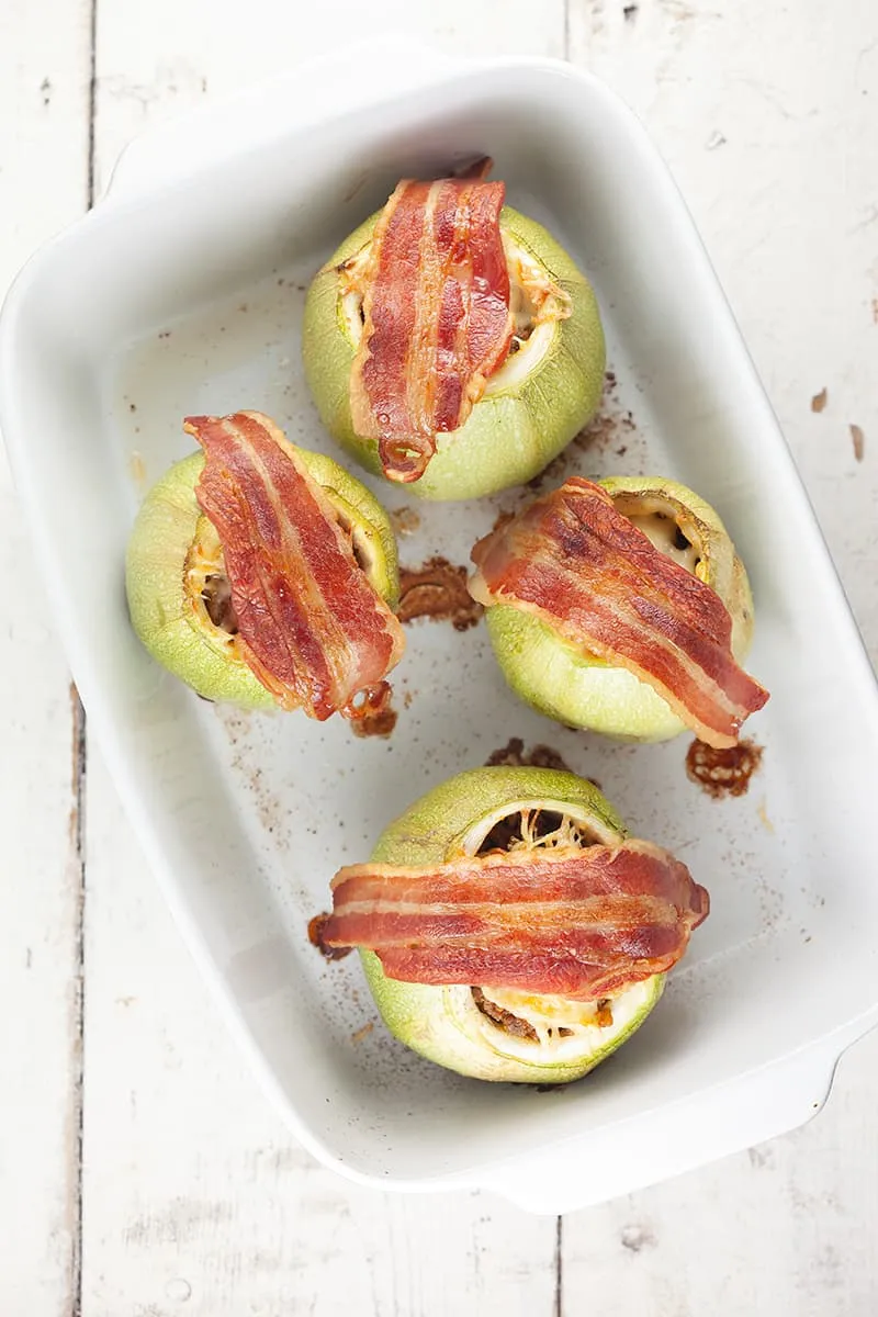 Gevulde courgette met gehakt, kaas en spek