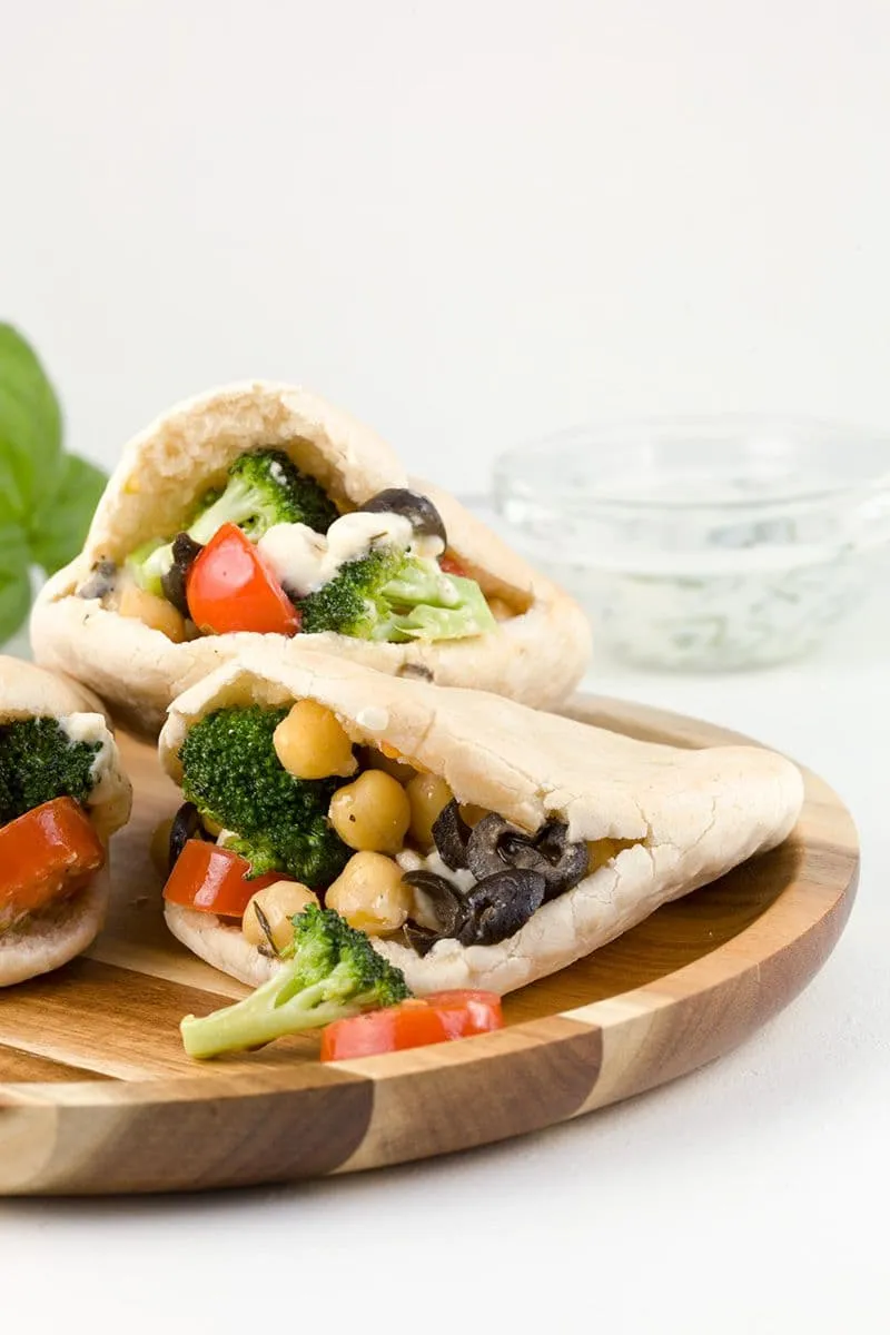 Mini pitabroodjes met kikkererwten en broccoli