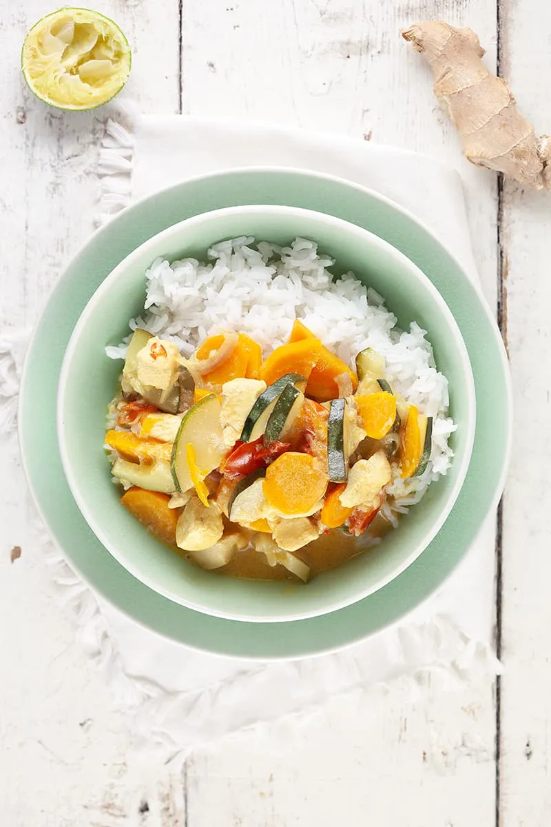 Kokoscurry met kip en courgette