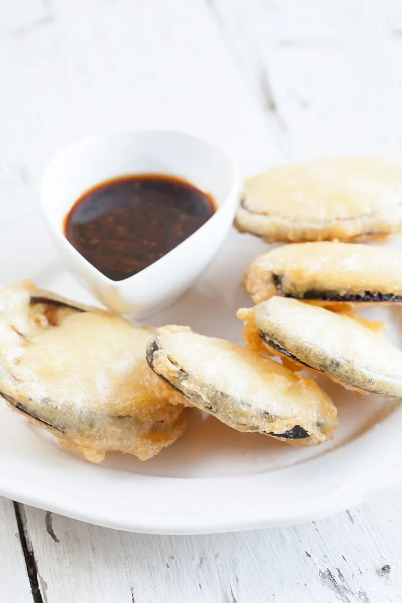 Aubergineplakken in tempurabeslag