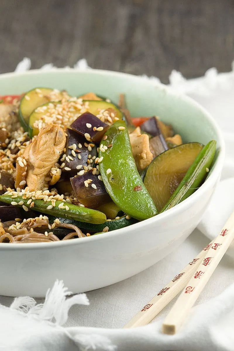 Kip met groenten en sesam uit de wok