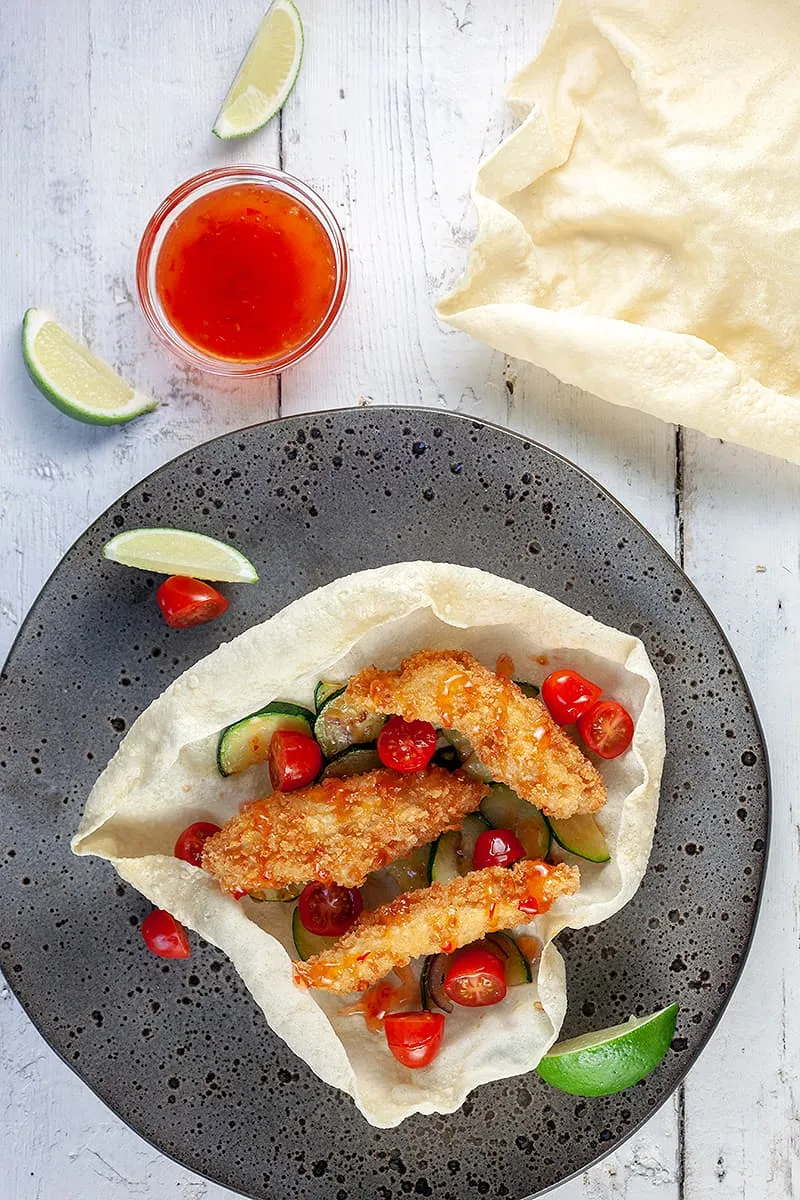 Poppadoms met courgette en krokante kip