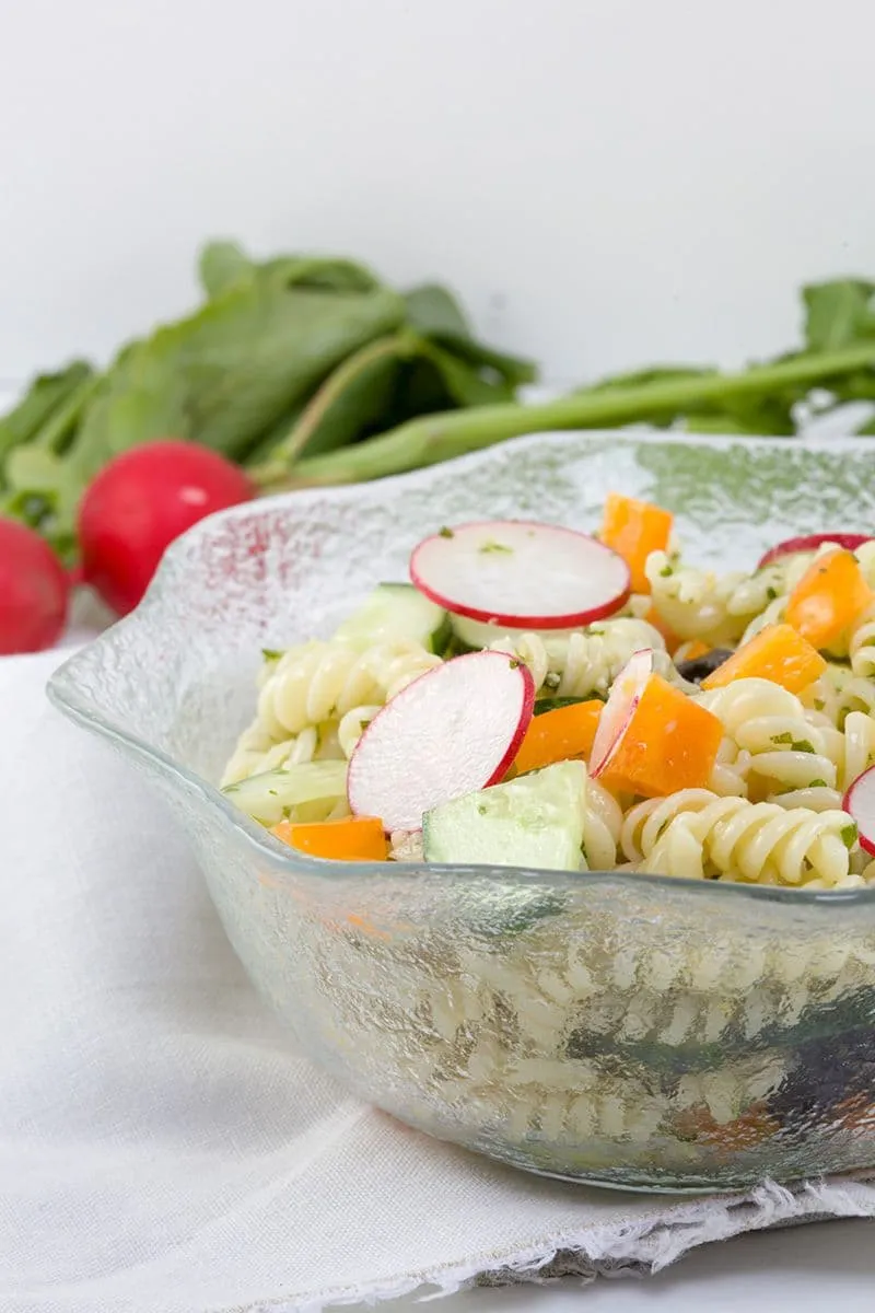 Pasta salade met komkommer en basilicum pesto