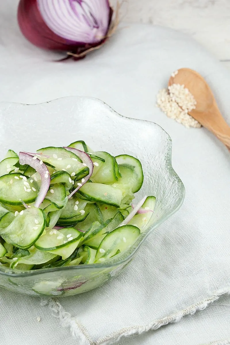 Komkommersalade met rode ui