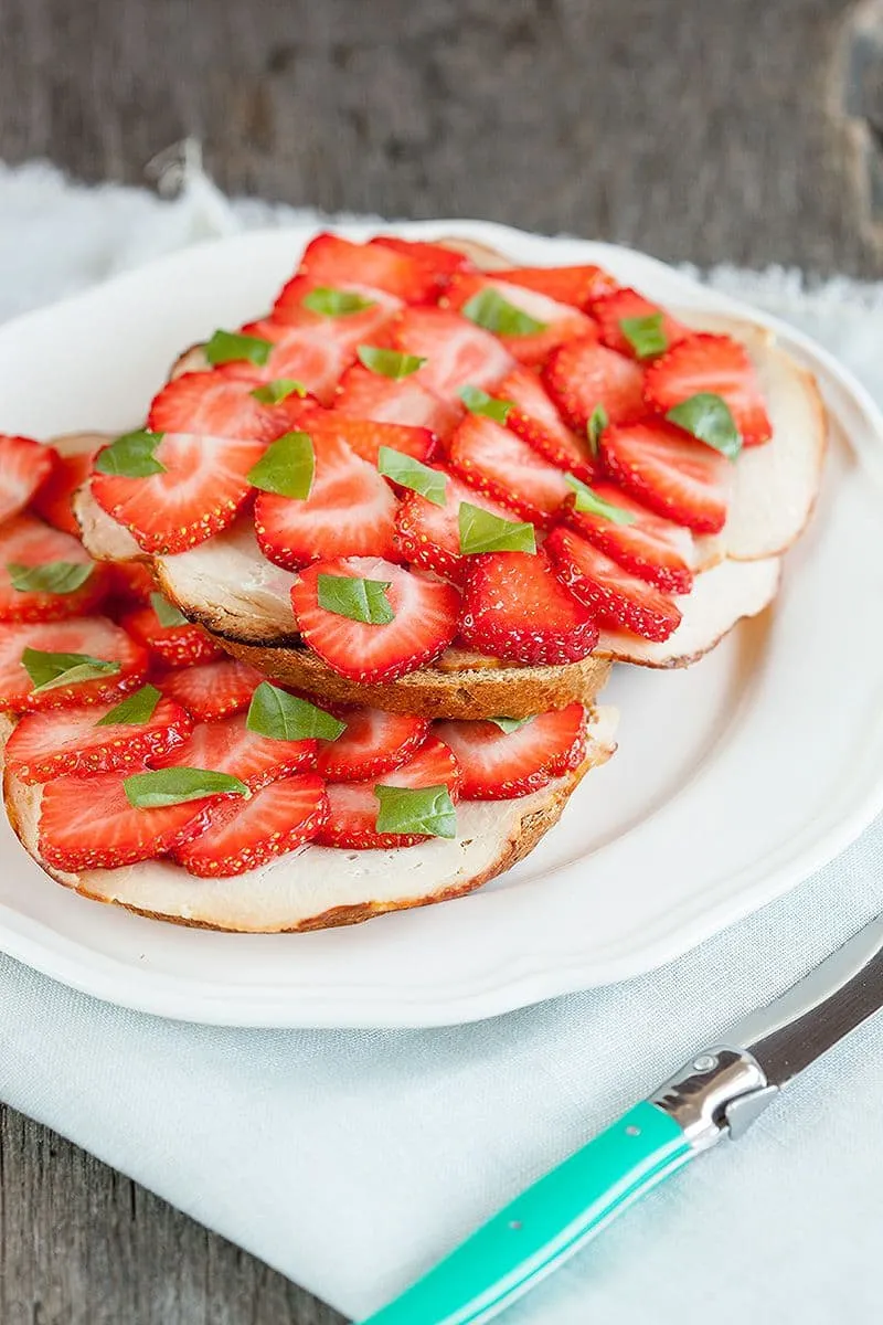 Broodje met kip en aardbeien