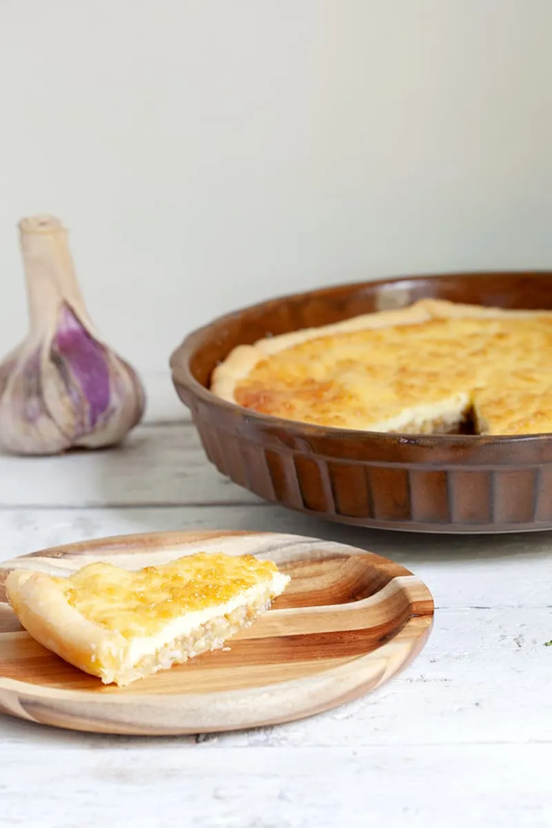 Hartige taart met knoflook en pijnboompitten