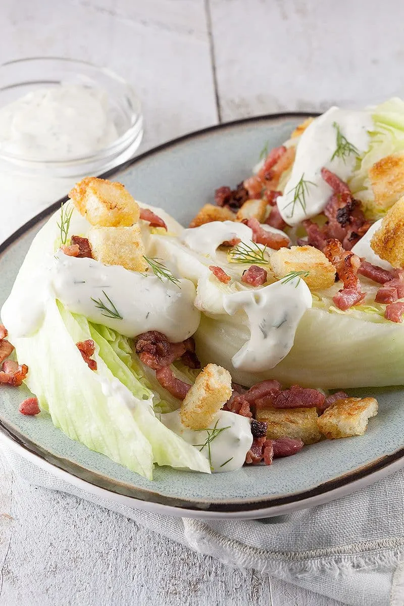 Wig salade van ijsbergsla met gebakken spek en croutons