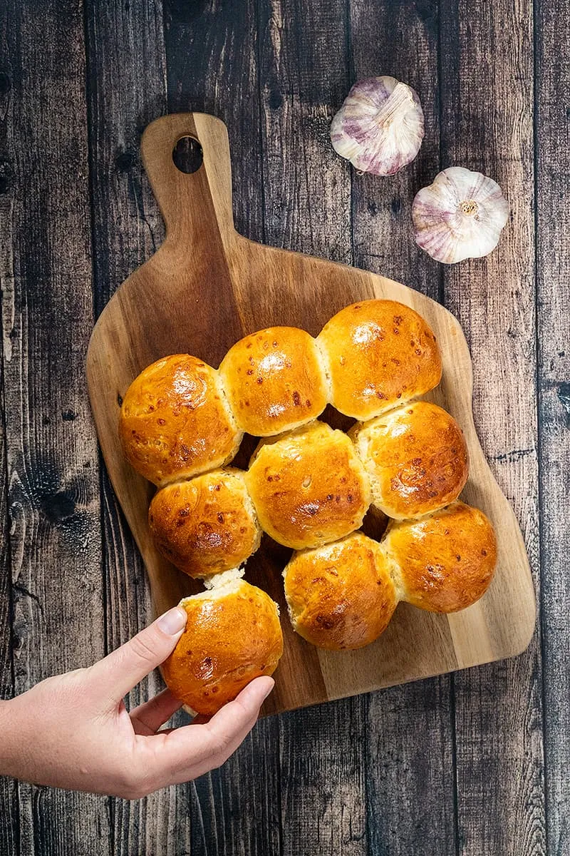 Breekbrood met ui en knoflook - zachte zelfgemaakte broodjes