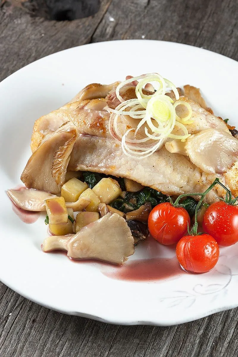 Roodbaars met spinazie en champignons