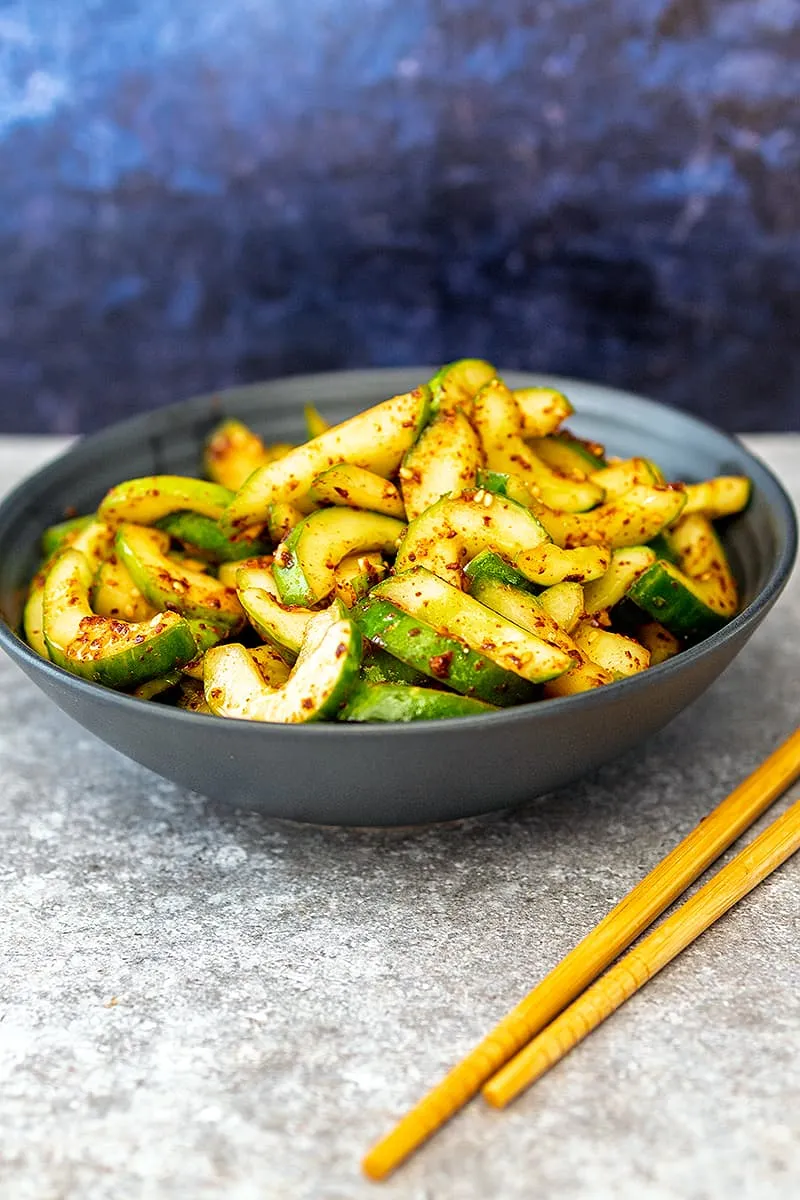 Pittige Koreaanse komkommersalade (Oi Muchim) is een knapperig bijgerecht