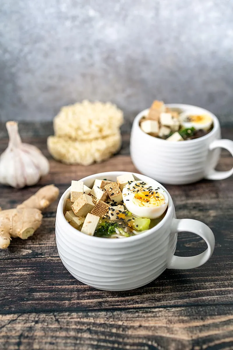 Noedelsoep met tofu, paddenstoelen en broccoli