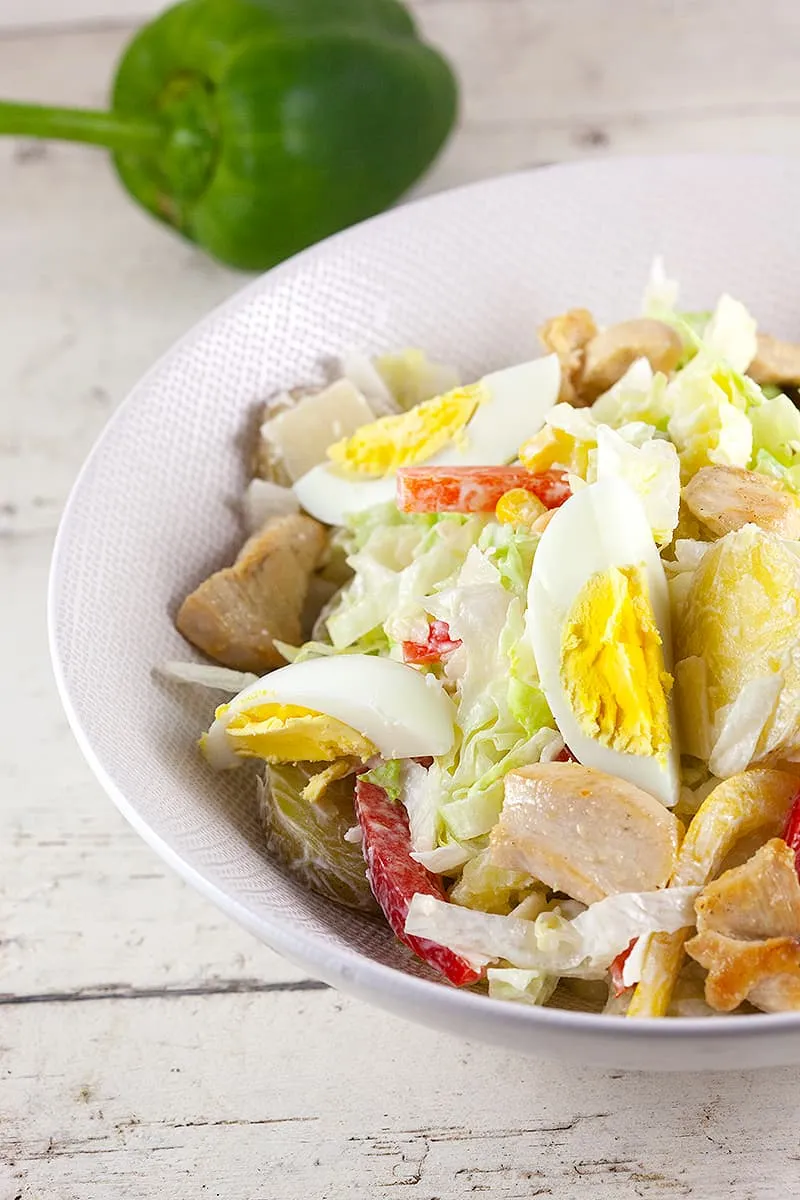 Maaltijdsalade met kip en yoghurt dressing