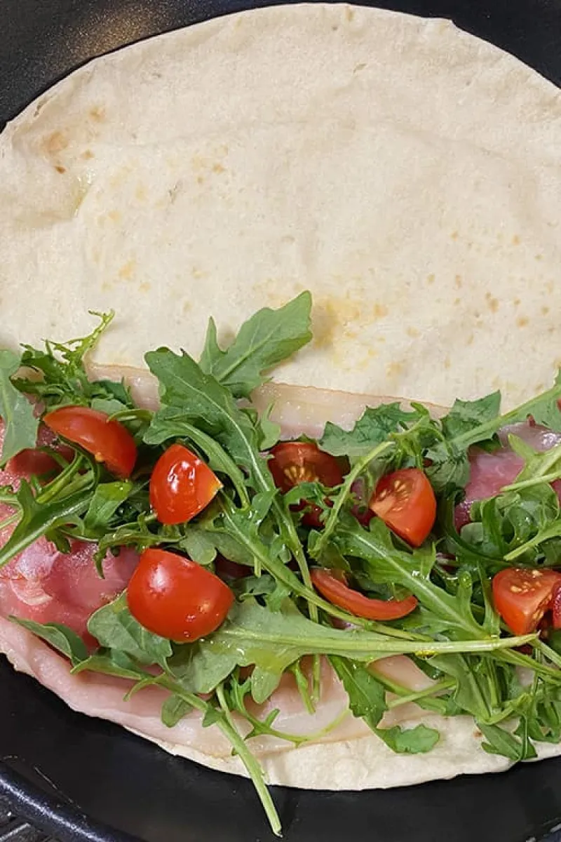 Piadina met rauwe ham en mozzarella voorbereiding