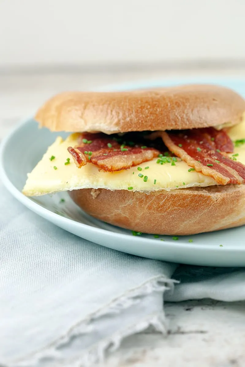 Bagel met spek en ei