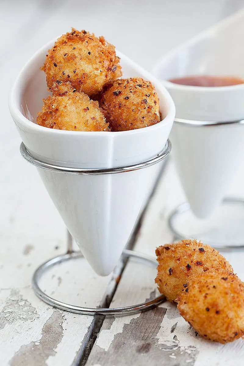 Gefrituurde mini mozzarella balletjes