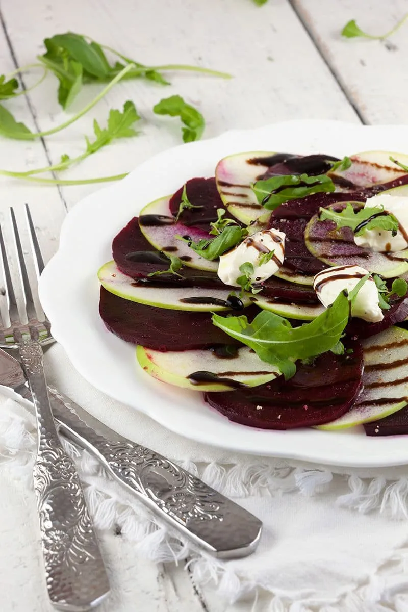Friszure appel en rode bieten carpaccio