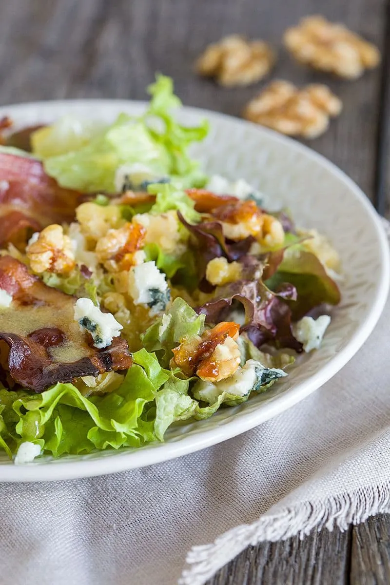 Herfstsalade met spek, linzen en kaas