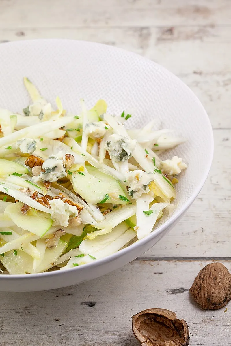 Witlofsalade met walnoot en blauwe kaas