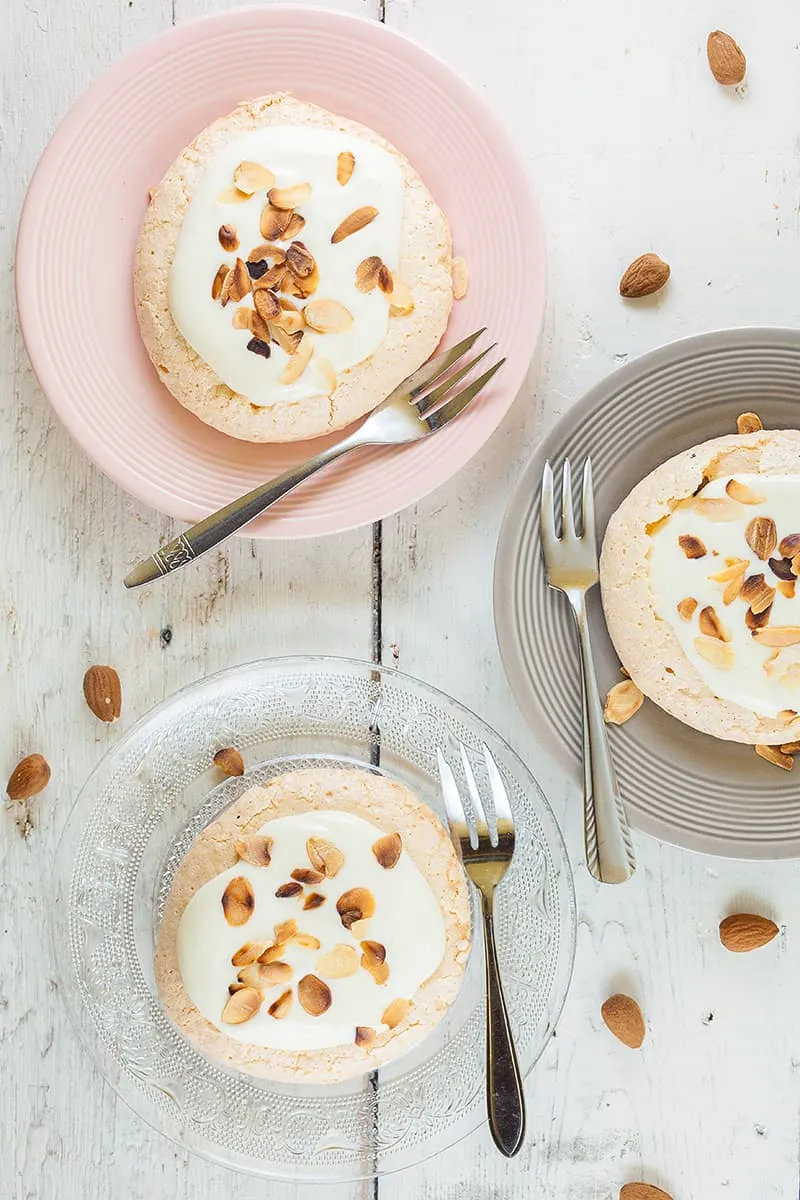 Mini pavlova met amandel en witte chocolade