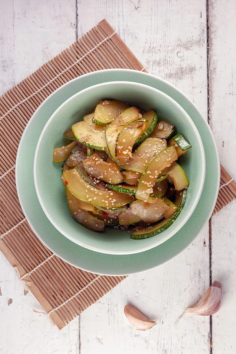 Licht pittige courgette met sesam uit de wok