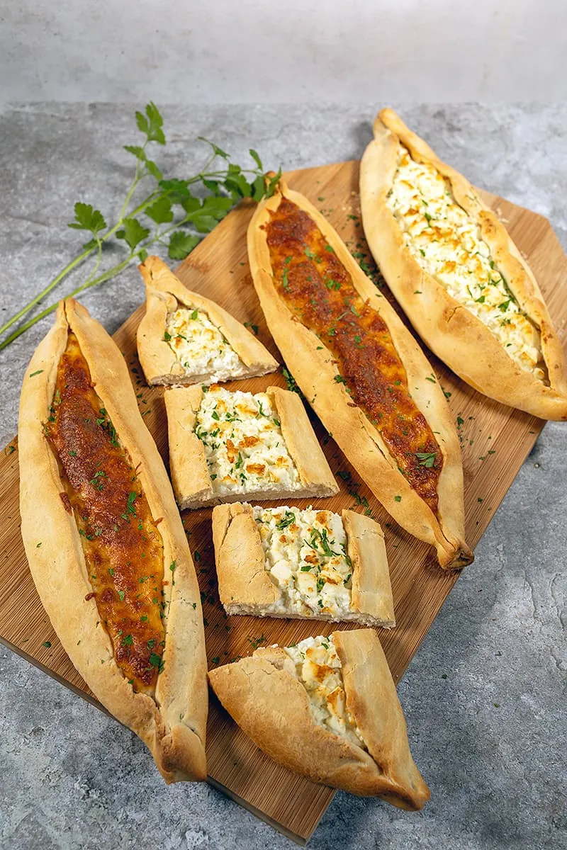 Turkse pide met kaas - Peynirli pide