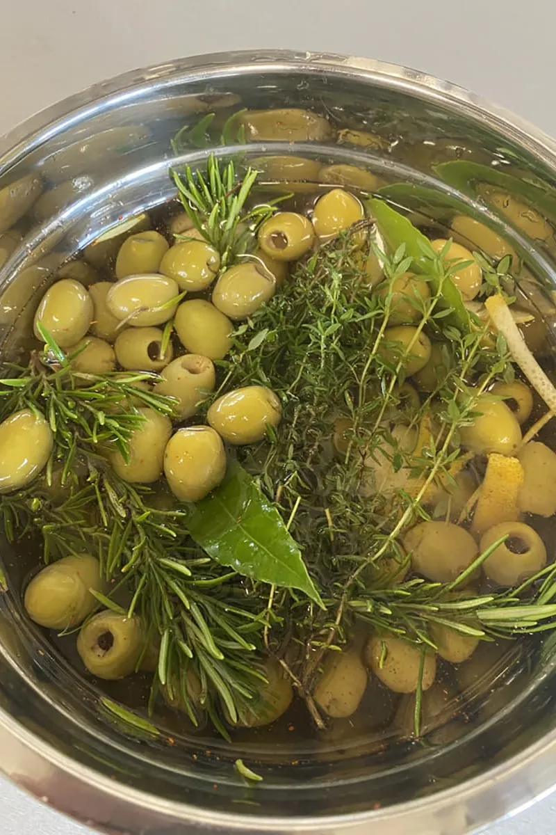 Groene olijven in de marinade