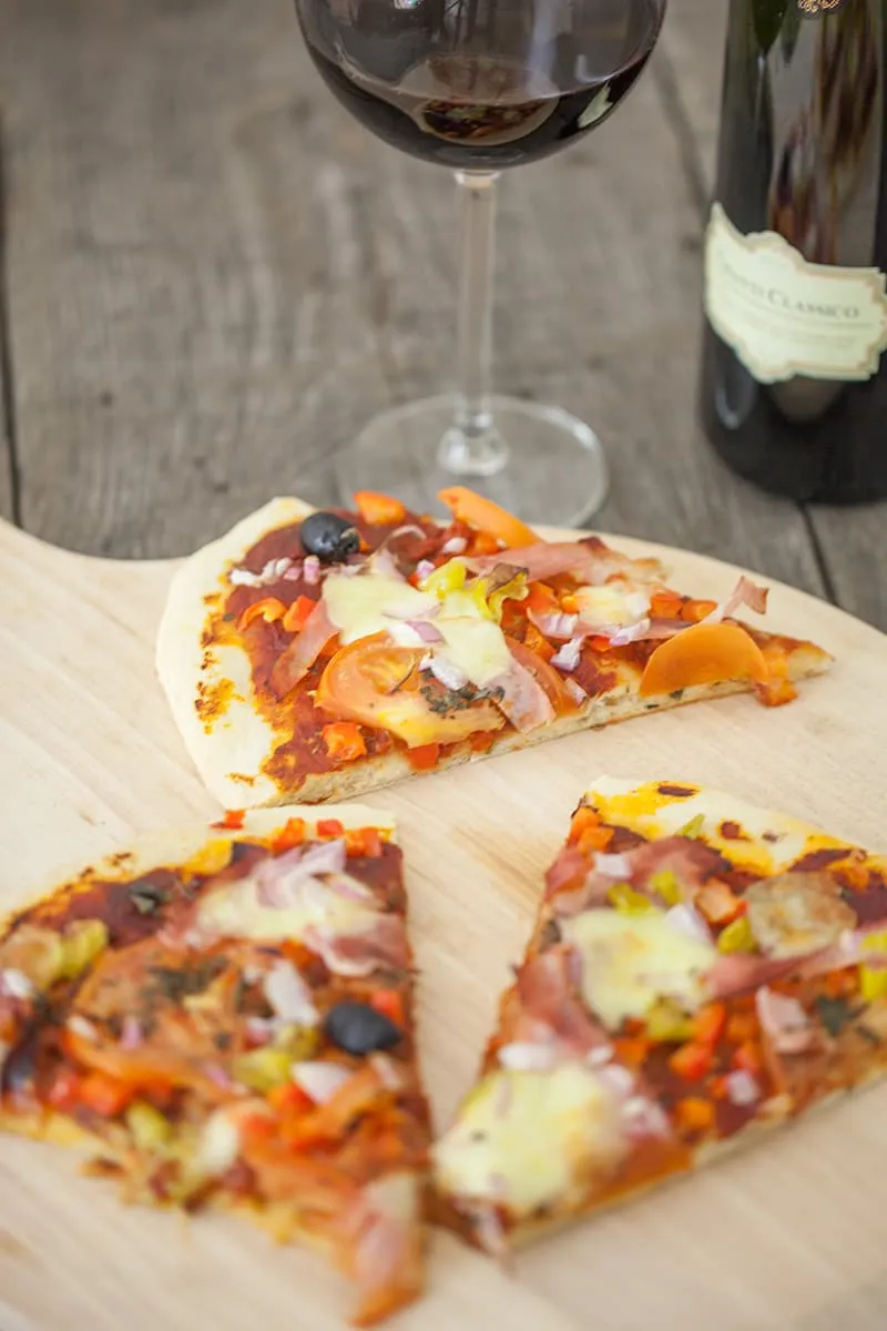 Mozzarella pizza met ham en paprika