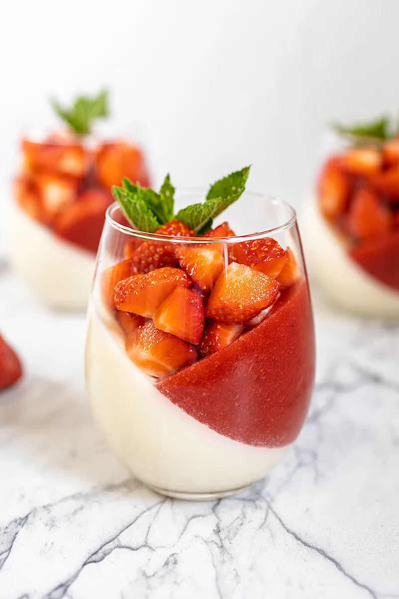 Panna cotta met aardbeien - een makkelijk en heerlijk romig toetje