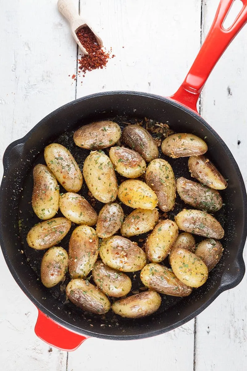 Gebakken knoflook krieltjes