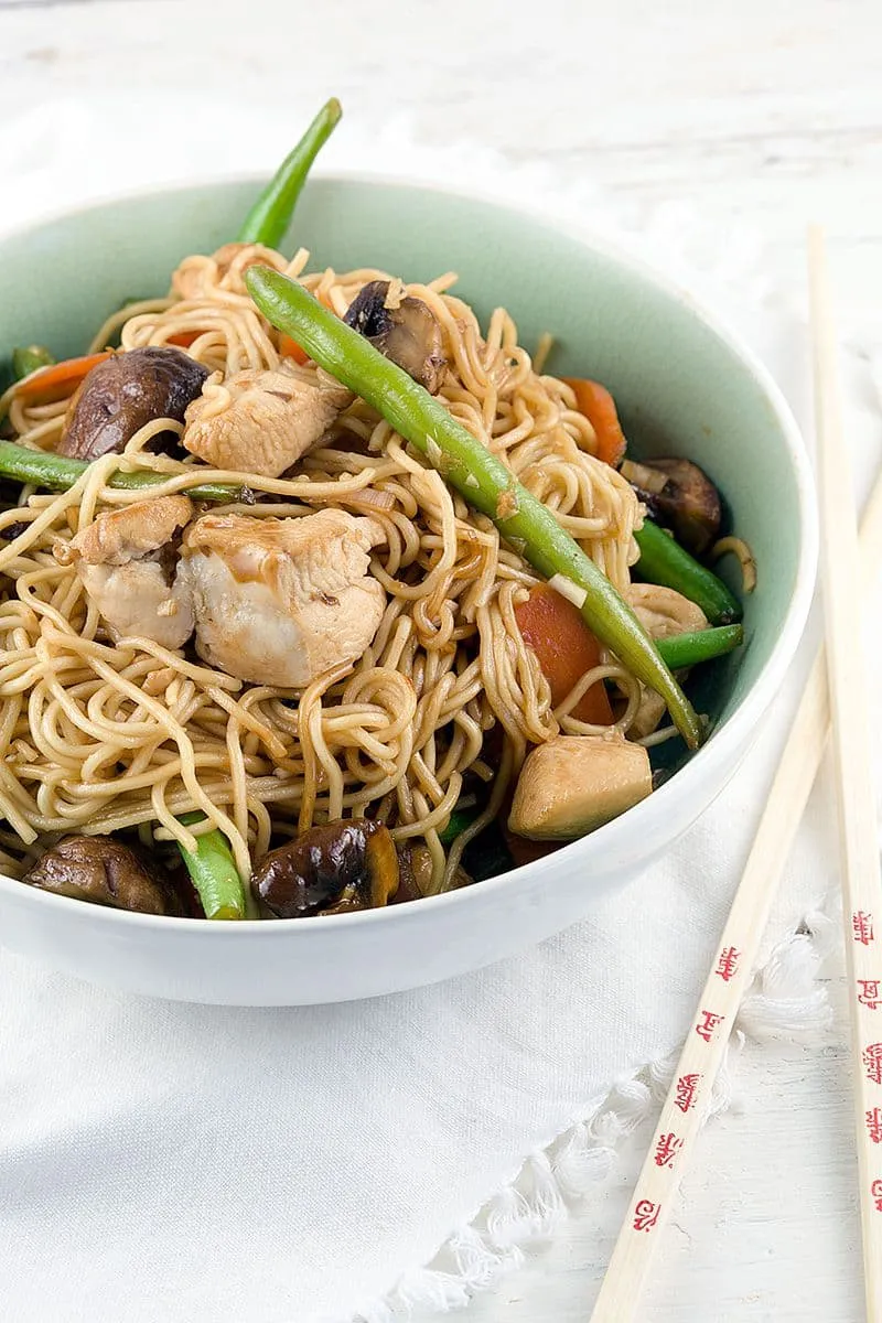 Noedels met kip en teriyaki saus