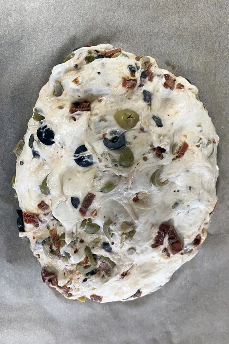Deegmengsel van het olijvenbrood met zongedroogde tomaten