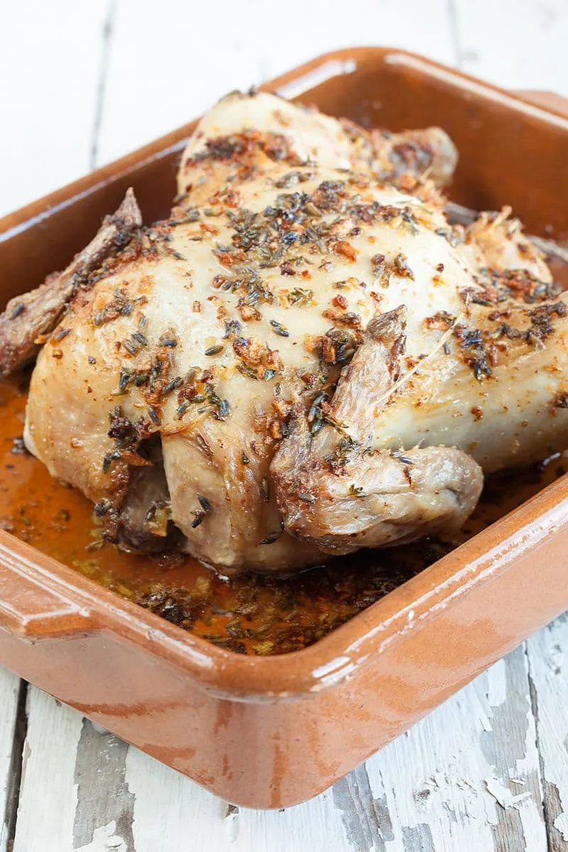 Hele geroosterde kip met knoflook en lavendel