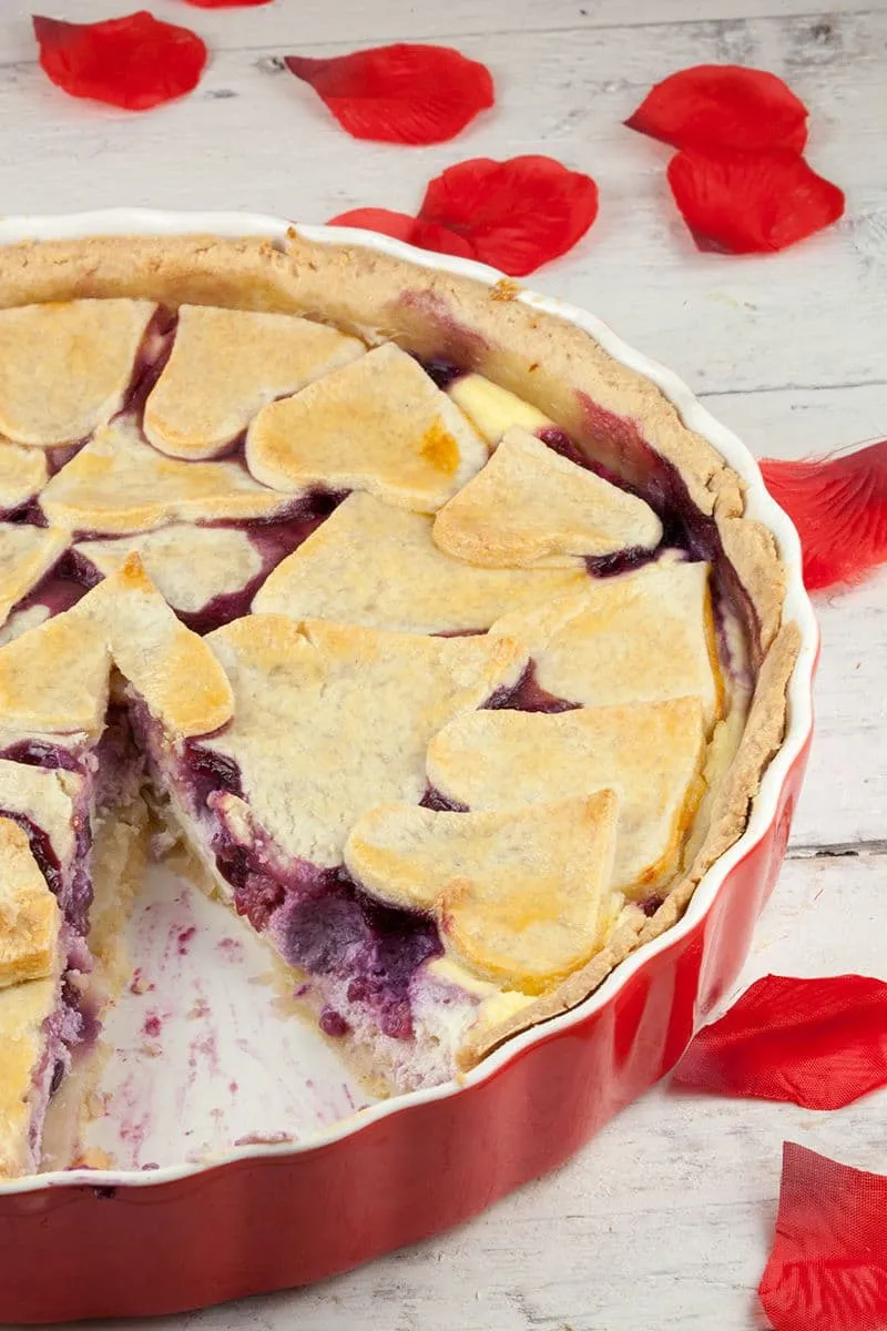 Valentijnstaart met rood fruit