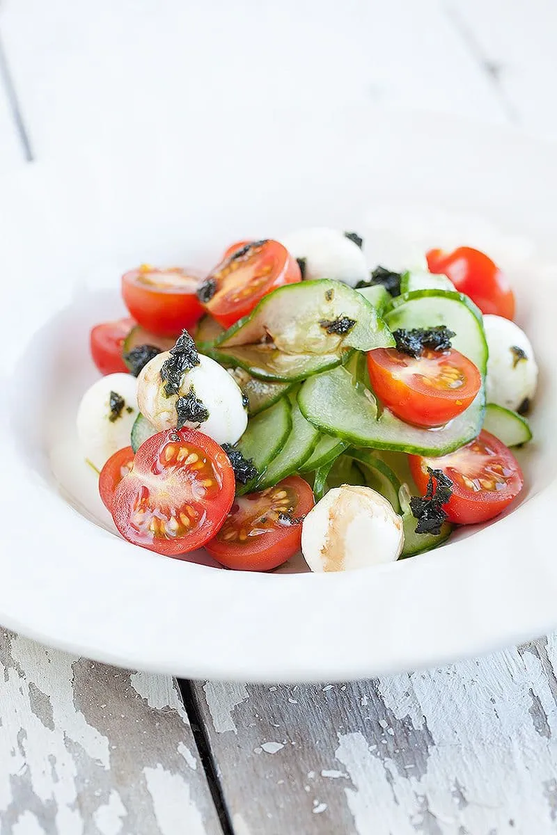 Komkommerslierten salade met mini mozzarella bolletjes