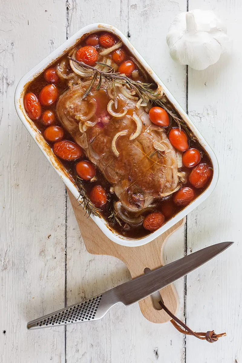 Kalfsrollade met tomaatjes en rozemarijn