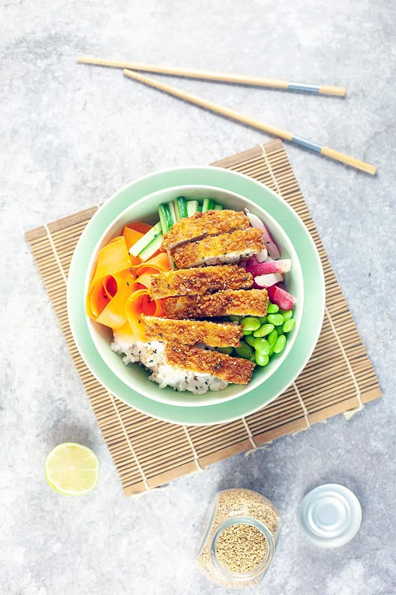 Poké bowl met krokante kip