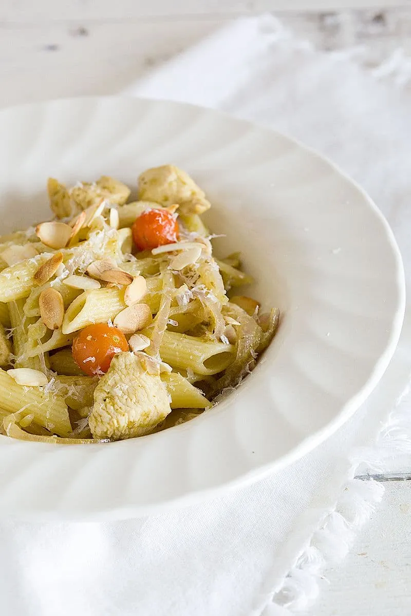 Pasta met kip, pesto en amandelen