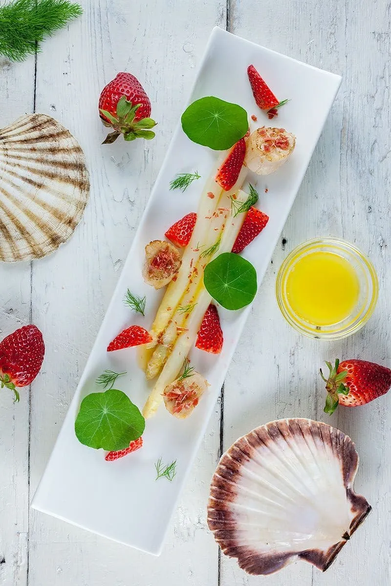 Coquilles met witte asperges en aardbeien salade