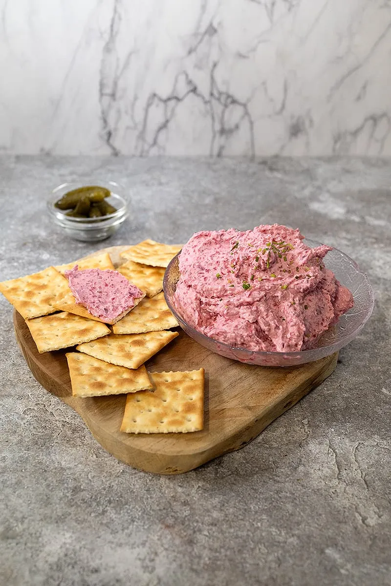 Roomkaas spread met rode biet