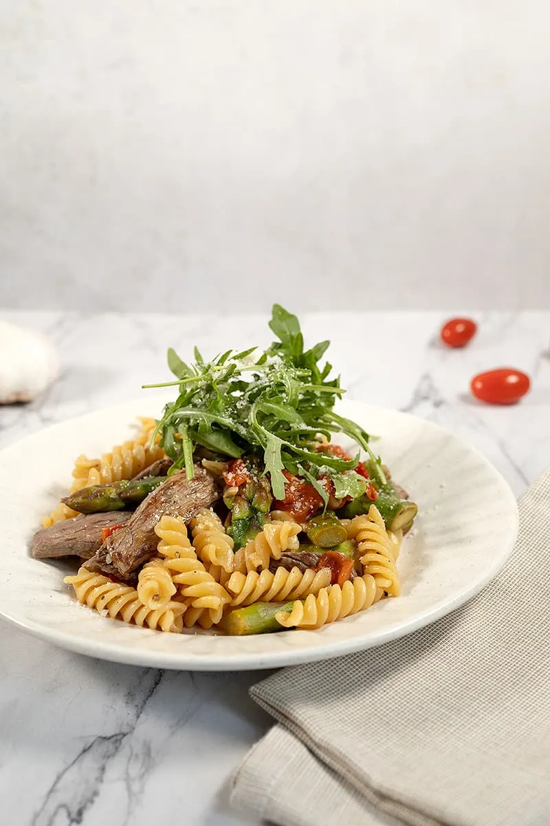 Pasta met biefstuk en groene asperges