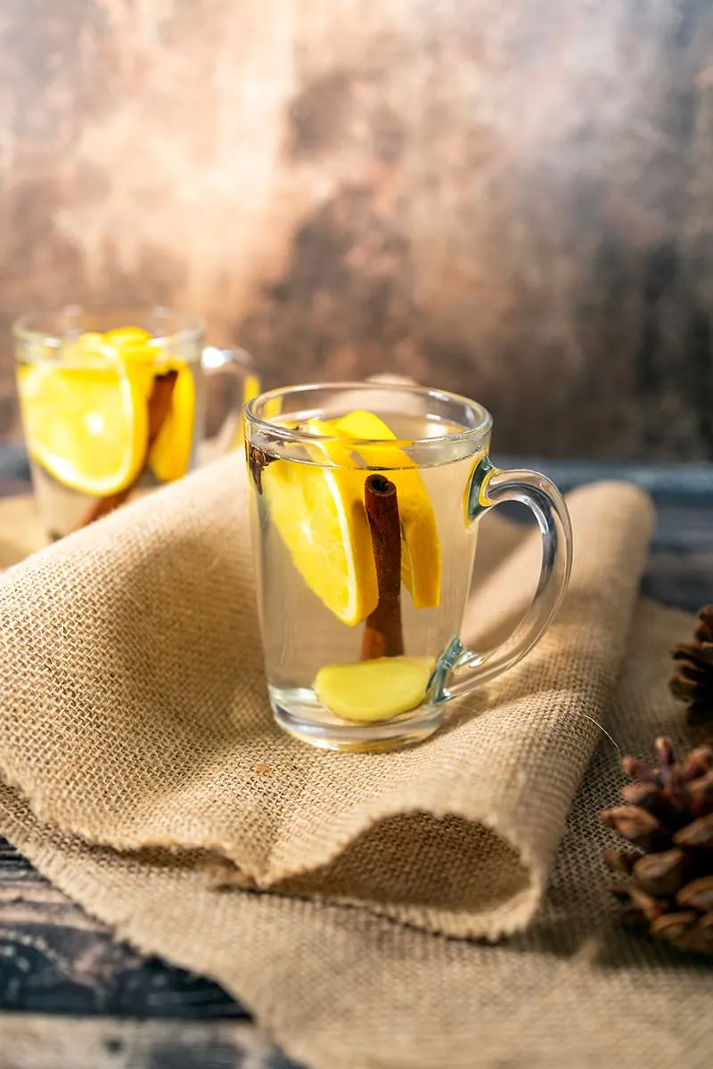 Zelf herfst thee maken - een verwarmde thee met specerijen en citrus