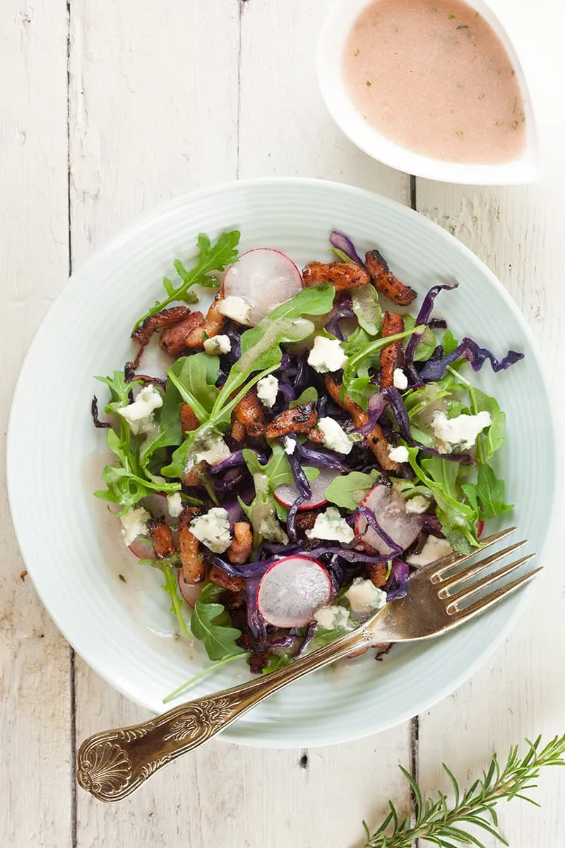 Gebakken rode kool salade met blauwe kaas