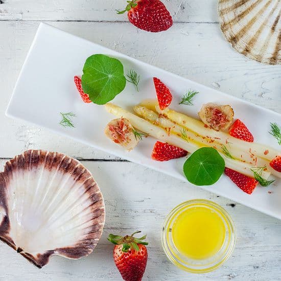 Coquilles met witte asperges en aardbeien salade