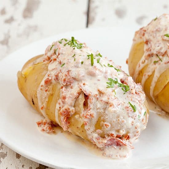 Gepofte aardappel met speksaus