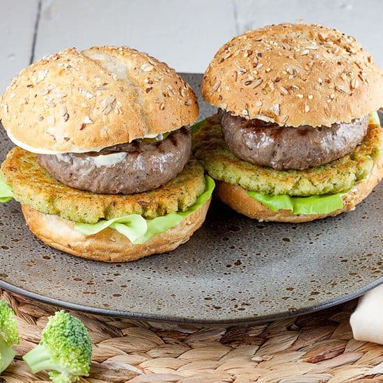 Broccoli en rundvlees hamburger
