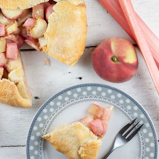 Rabarber en wilde perzik galette
