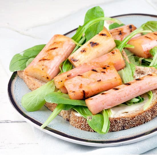 Sandwich met gegrilde rabarber en carre d'ambre