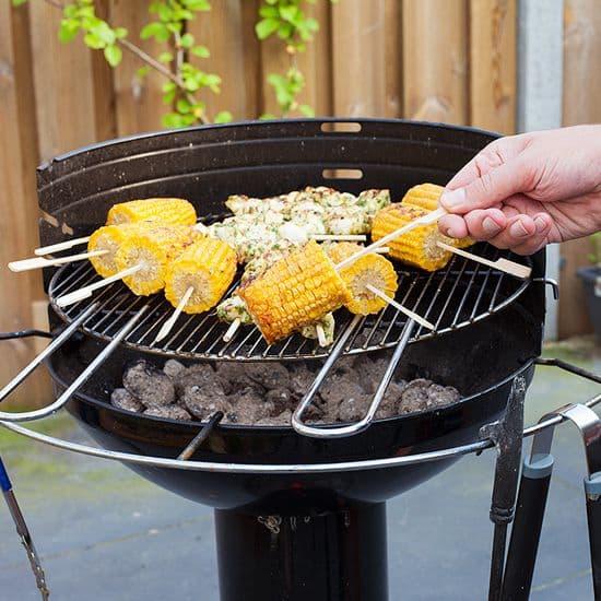 Gegrilde maïskolf van de BBQ met knoflookboter