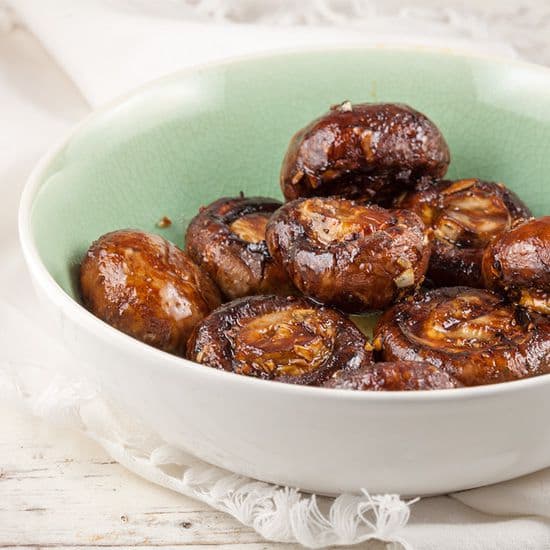 Gemarineerde kastanjechampignons van de barbecue